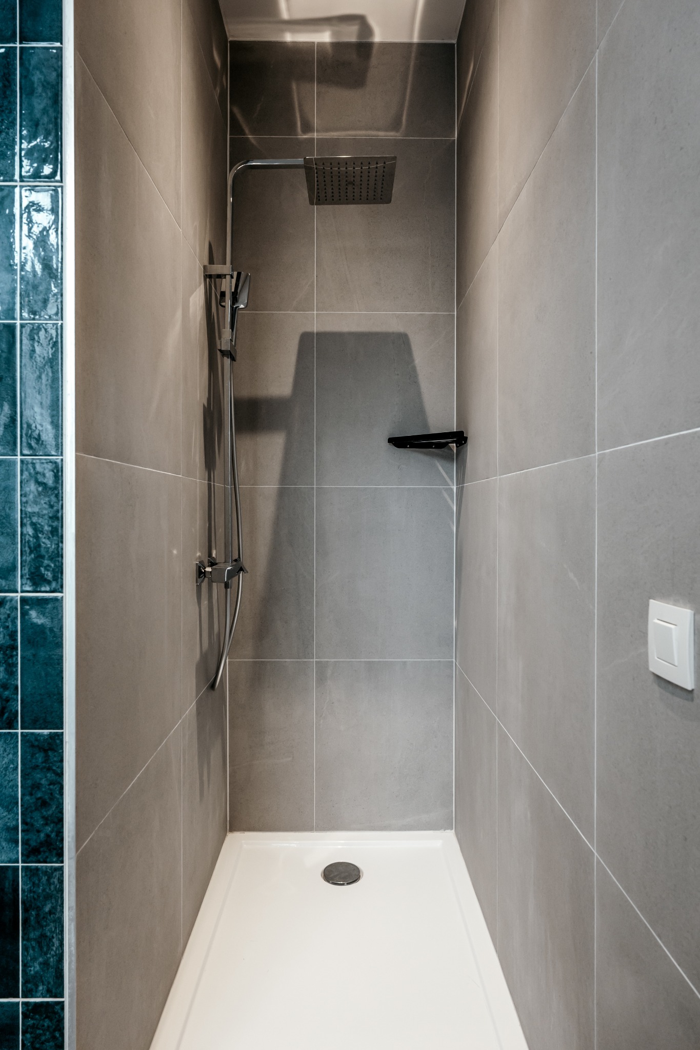 Salle de bain aux carreaux verts